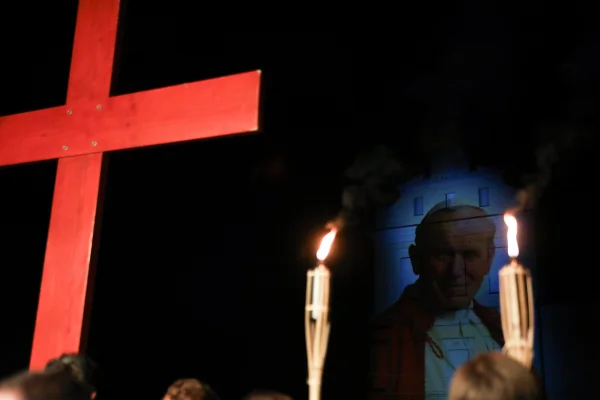 Imagem colorida de projeção do papa João Paulo II
