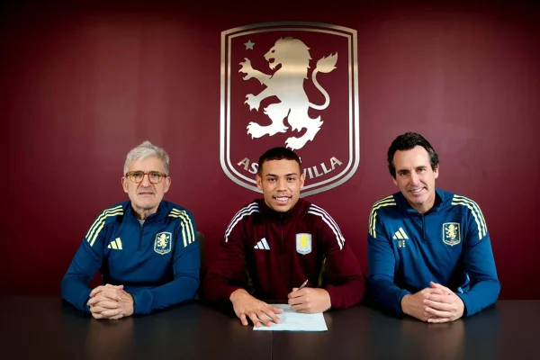 Foto colorida do Alysson, do Aston Villa - Metrópoles