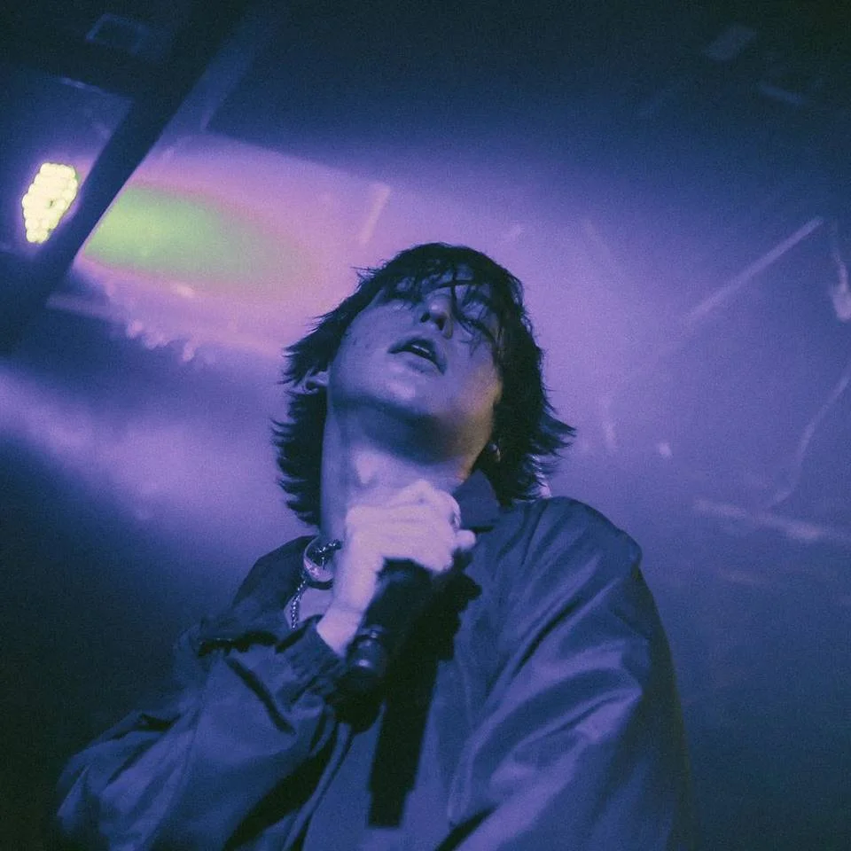 <strong>Joji:</strong> George Kusunoki Miller, mais conhecido por seu nome artístico Joji e anteriormente por seus apelidos on-line, Filthy Frank e Pink Guy, é um cantor, compositor, rapper e produtor musical japonês. Uma de suas principais músicas é <a href="https://www.youtube.com/watch?v=K3Qzzggn--s">SLOW DANCING IN THE DARK</a> <strong>Joji:</strong> George Kusunoki Miller, mais conhecido por seu nome artístico Joji e anteriormente por seus apelidos on-line, Filthy Frank e Pink Guy, é um cantor, compositor, rapper e produtor musical japonês. Uma de suas principais músicas é <a href="https://www.youtube.com/watch?v=K3Qzzggn--s">SLOW DANCING IN THE DARK</a>