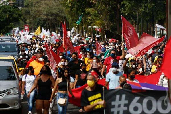 Protesto contra Bolsonaro pede rapidez na vacinação em GO