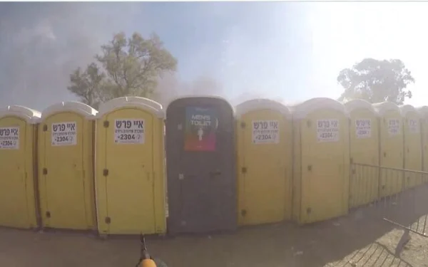 Imagem colorida de banheiros de rave atacada pelo Hamas em Israel - Metrópoles