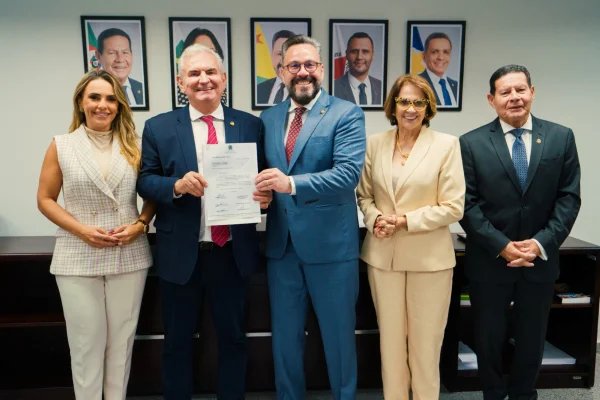 Senador Angelo Coronel em sua filiação no Republicanos ao lado de colegas da sigla