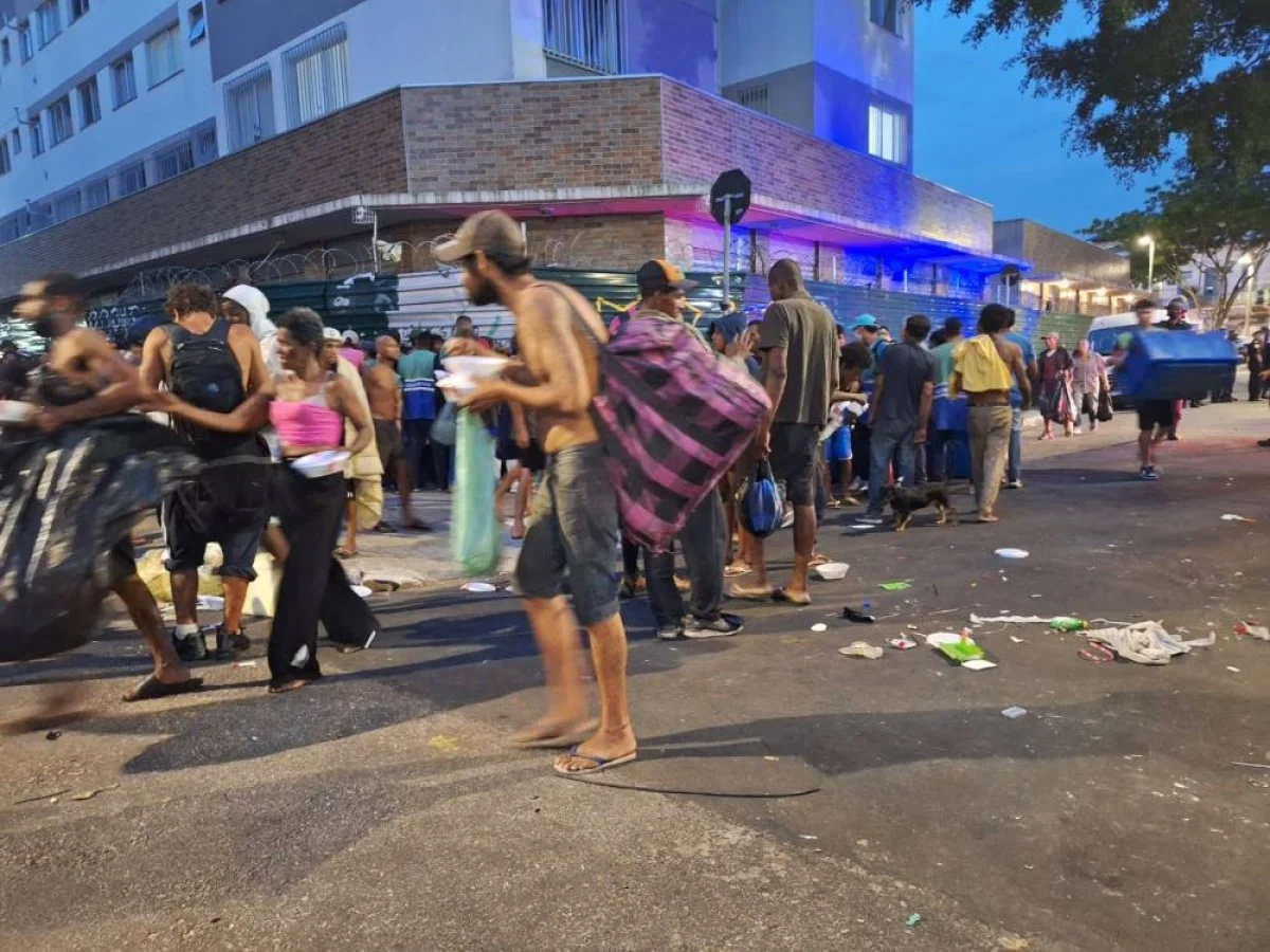 Dependentes químicos em cruzamento da Rua dos Protestantes com a Rua dos Gusmões, na Cracolândia Dependentes químicos em cruzamento da Rua dos Protestantes com a Rua dos Gusmões, na Cracolândia