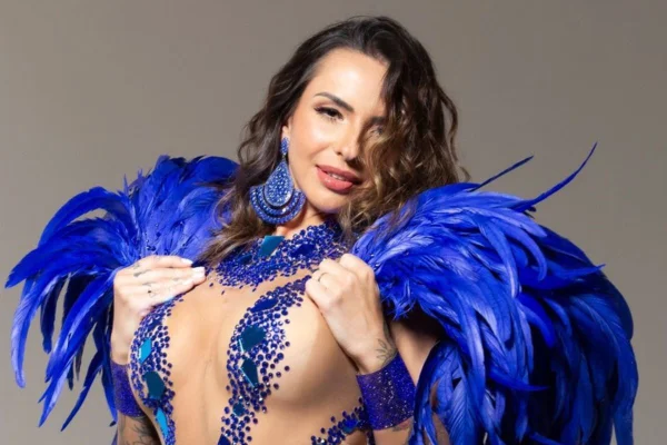 foto colorida Karol Rosalin em ensaio de Carnaval