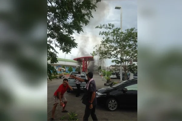 Carro-bomba explode no sul da Tailândia e deixa dezenas de feridos