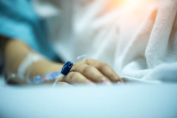 Pessoa deitada em cama de hospital - Metrópoles