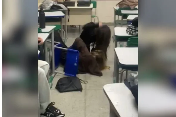 Imagem colorida mostra duas adolescentes brigando dentro de sala de aula em São Paulo - Metrópoles
