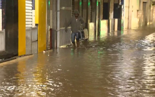 Chuvas no Espírito Santo deixam ruas alagadas