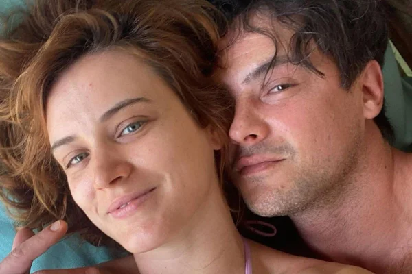 Foto colorida de Bianca Bin e Sérgio Guizé - Metrópoles