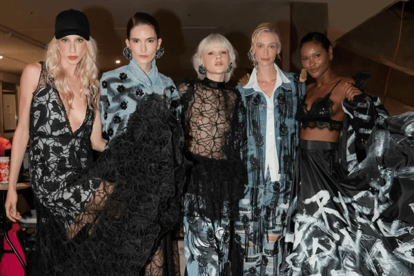 foto com cor. modelos de george azevedo nos bastidores do metrópoles catwalk - metrópoles