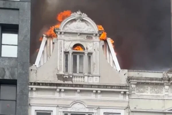 Imagem colorida de incêndio no Centro Histórico de Porto Alegre - Metrópoles