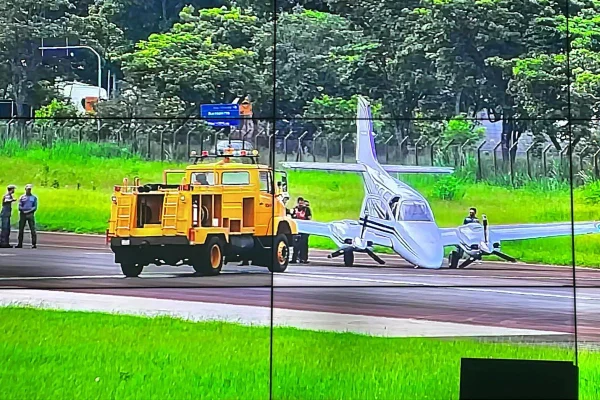 Após colisão, o avião de pequeno porte apresentou falha no trem de pouso. Aeronave precisou realizar aterrissagem de emergência em Campinas - Metrópoles