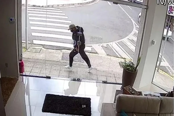 Vídeo: suspeito de matar ex-namorada grávida corre após o crime em SC