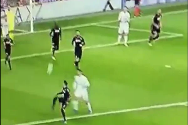 Narrador gera polêmica com comentário racista na Champions League