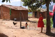 Água suja, lixo e pobreza: o cotidiano de uma povo esquecido pelo Estado