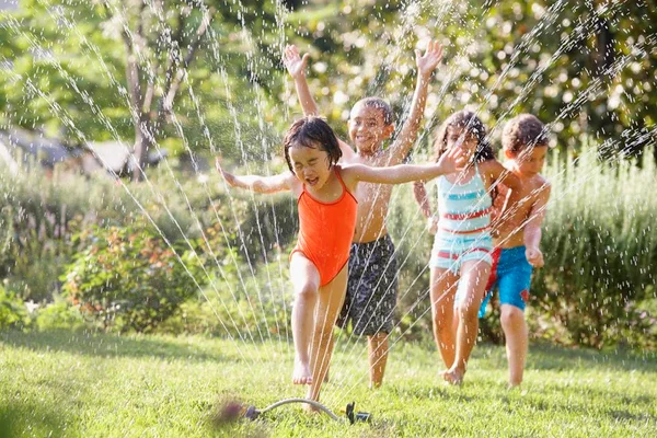 Sete brincadeiras refrescantes para se divertir com as crianças