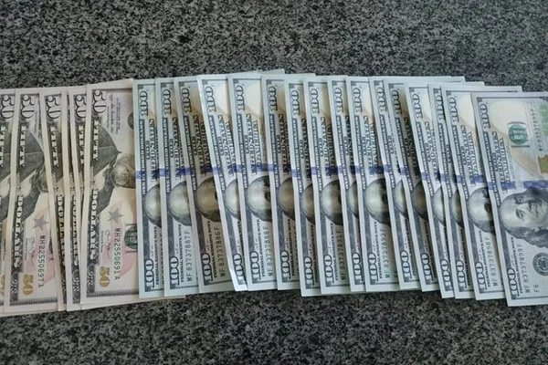 Mulher é sequestrada com filha e obrigada a sacar dólares no DF