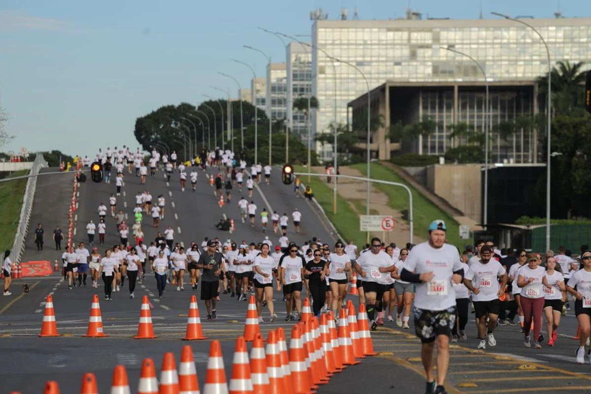 E aproveitam o sol de Brasília E aproveitam o sol de Brasília