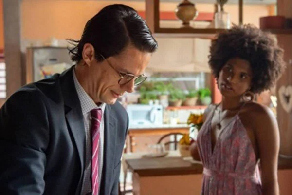 Foto colorida de Lorena e Firmino, personagens da novela Mar do Sertão - Metrópoles