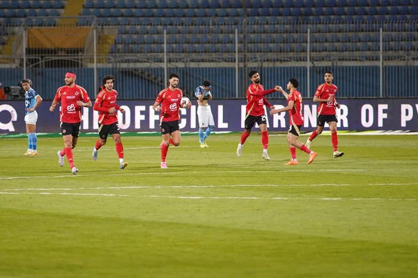 Foto colorida do elenco do Al Ahly comemorando gol - Metrópoles