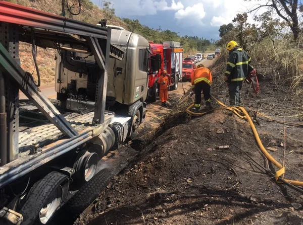 Incêndio florestal atinge caminhão cegonha que estava parado na BR-080