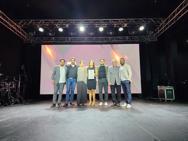 Pessoas em cima de um palco durante premiação - Metrópoles