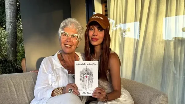Anitta foi diagnosticada com Epstein-Barr, um vírus que pode causar esclerose múltipla. “chavinha que mudou a vida dela”.