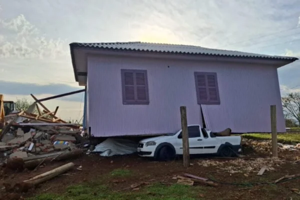 Imagem colorida de uma casa em cima de um carro