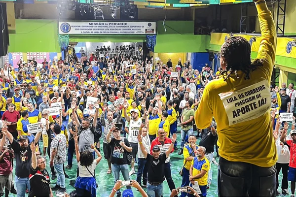 Imagem colorida de trabalhadores dos Correios de SP após anúncio de greve - Metrópoles