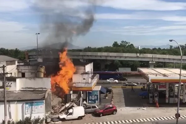 Explosão com gás natural deixa posto destruído no Rio. Veja
