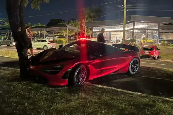 Foto mostra McLaren batida em árvore