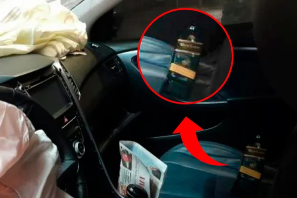 Imagem de uma garrafa de uísque no banco do carro