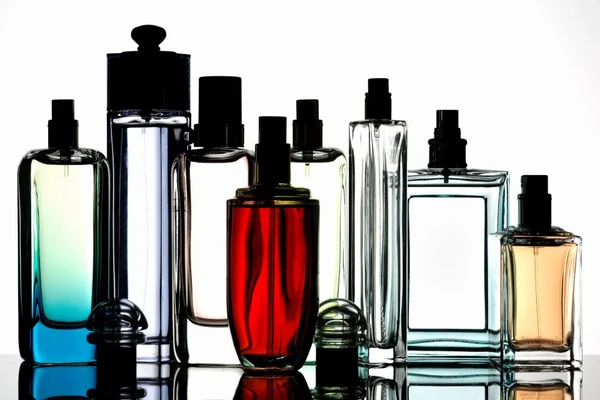 Foto colorida de frascos de perfumes