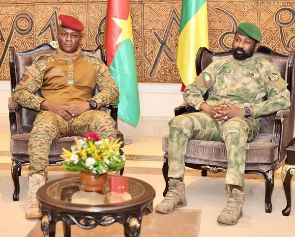 Imagem colorida mostra líderes de Burkina Faso e Mali sentados lado a lado durante um encontro - Metrópoles