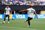 João Pedro, cria da base do Flu, abriu o placar com golaço.