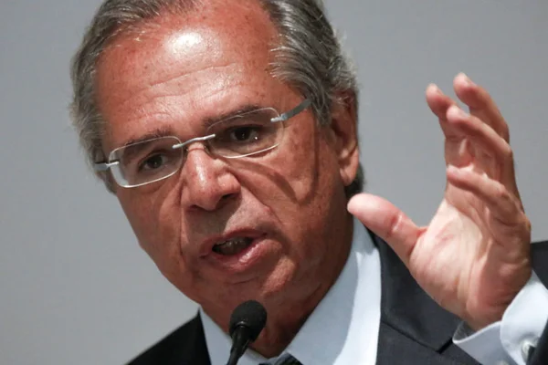 Paulo Guedes quer baixar impostos pagos pelas empresas de 34% para 15%