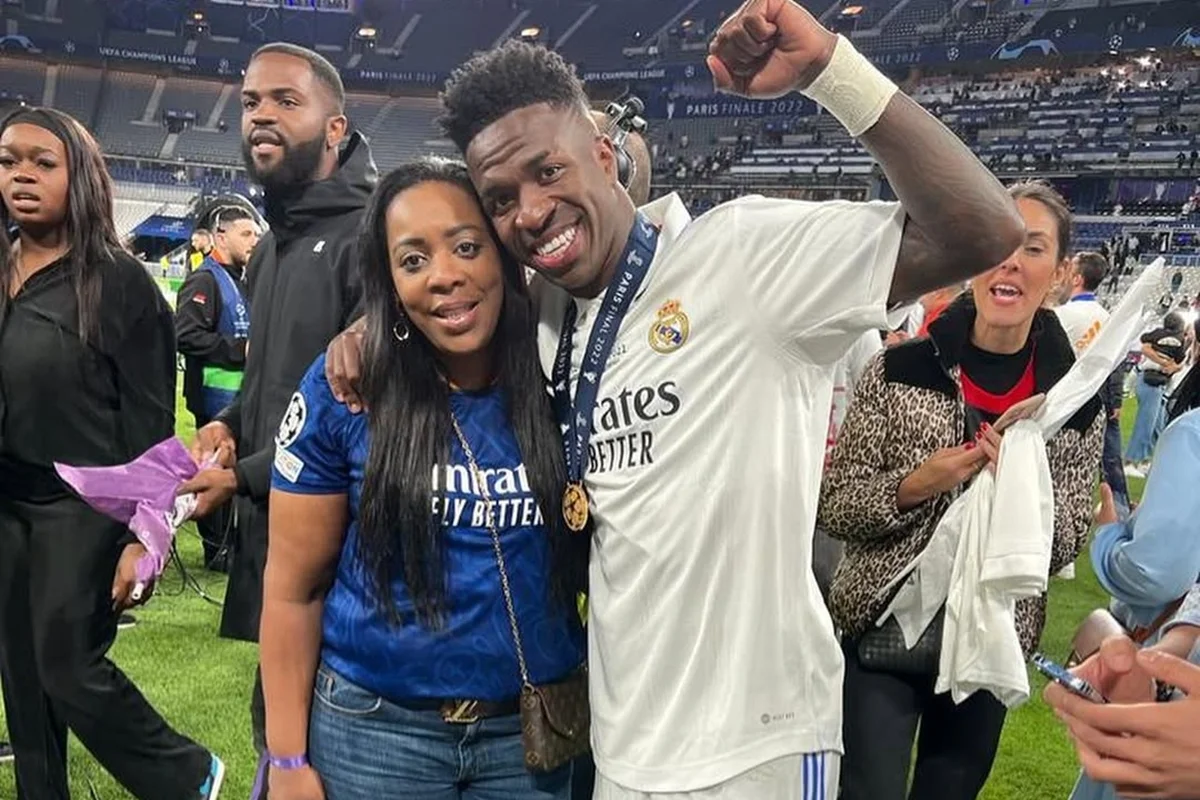 Com mais de 290 mil seguidores, Fernanda Cristina já é figura conhecida entre o grupo de mães de jogadores brasileiros. Ela esteve envolvida em polêmicas sobre o namoro do filho, Vini Jr., com a influenciadora Virginia e atualmente está nos Estados Unidos para acompanhar a Copa do Mundo Com mais de 290 mil seguidores, Fernanda Cristina já é figura conhecida entre o grupo de mães de jogadores brasileiros. Ela esteve envolvida em polêmicas sobre o namoro do filho, Vini Jr., com a influenciadora Virginia e atualmente está nos Estados Unidos para acompanhar a Copa do Mundo