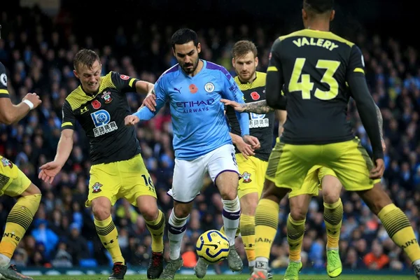 City vence, mas Liverpool vira e mantém vantagem na ponta