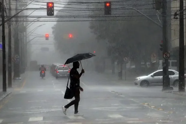Imagem colorida mostra chuvas em Curitiba - Metrópoles