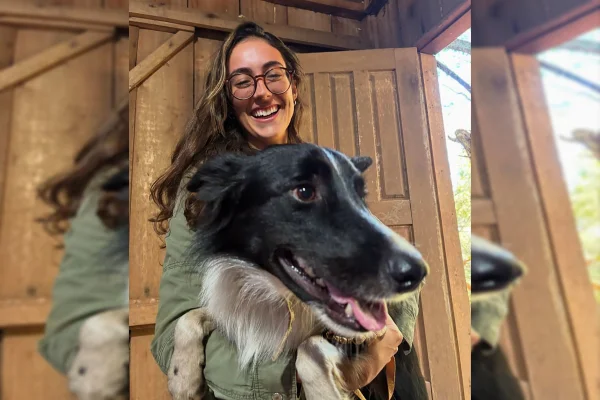 Menina sorri com cachorro