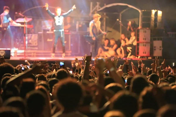Com Elza Soares e Sepultura, Porão do Rock chega à 20ª edição