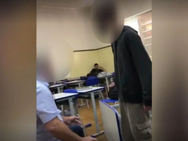 Vídeo: aluno tenta derrubar professor e joga mesa no chão em SP