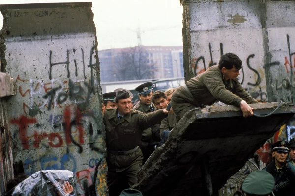 Foto colorida do muro de Berlim na Alemanha - Metrópoles
