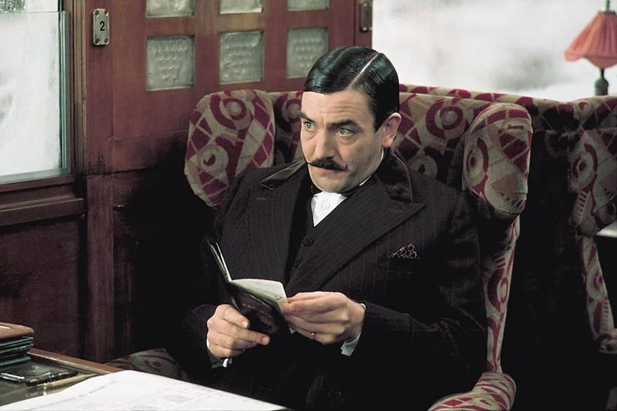 <b>"Assassinato no Expresso do Oriente" (1974)</b>. Lançada dois anos antes da morte de Agatha Christie, a mais popular adaptação da inglesa acompanha as investigações de Hercule Poirot (Albert Finney) de um crime cometido num luxuoso trem. Dirigido pelo cultuado Sidney Lumet ("Um Dia de Cão"), o longa rendeu seis indicações ao Oscar. Uma delas se converteu na terceira estatueta recebida por Ingrid Bergman <b>"Assassinato no Expresso do Oriente" (1974)</b>. Lançada dois anos antes da morte de Agatha Christie, a mais popular adaptação da inglesa acompanha as investigações de Hercule Poirot (Albert Finney) de um crime cometido num luxuoso trem. Dirigido pelo cultuado Sidney Lumet ("Um Dia de Cão"), o longa rendeu seis indicações ao Oscar. Uma delas se converteu na terceira estatueta recebida por Ingrid Bergman