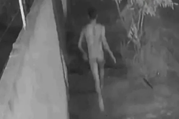 Imagem colorida, homem foge pelado para não ser morto pelo ex da ficando - Metrópoles