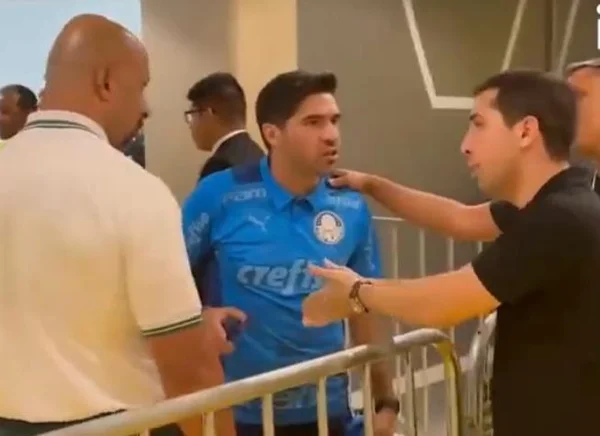 A covarde agressão de Abel Ferreira a um repórter da Globo