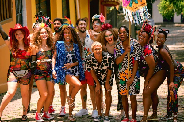 Na imagem com cor, pessoa variadas em bloco de Carnaval