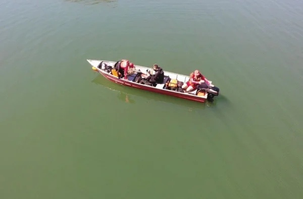 barco com bombeiros