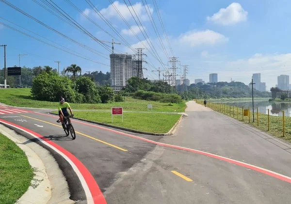 Ciclista passa por ciclovia do Parque Bruno Covas, em São Paulo