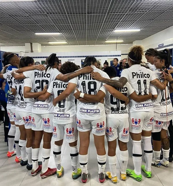 Imagem colorida do time feminino do Santos